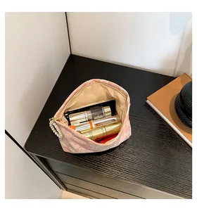Detailansicht der rosa Herz-Jacquard-Kosmetiktasche mit Perlen-Reißverschluss und Futter