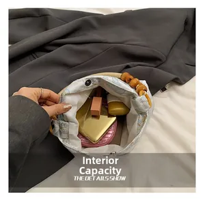 Detailansicht der Innenkapazität der Jacquard-Handtasche mit Bambus-Perlen-Akzenten