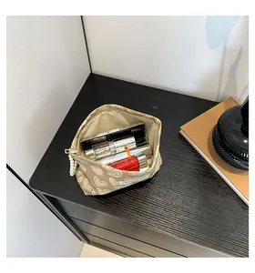 Detail der Canvas-Kosmetiktasche mit Herz-Prints und Perlen-Reißverschluss und Innenraum