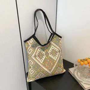 Borsa tote in stile etnico con motivi geometrici colorati e manici in tessuto nero