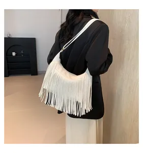 Dettaglio di una borsa hobo boho bianca caratterizzata da lunghe nappe a frangia
