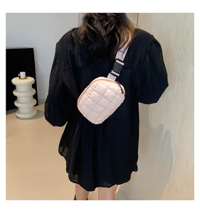 Marsupio in nylon trapuntato rosa chiaro con fibbia nera e tracolla regolabile per donna