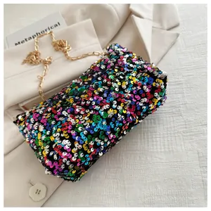 Detailansicht einer bunten Pailletten-Beuteltasche mit einer eleganten goldfarbenen Kette