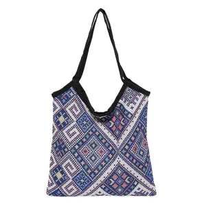 Borsa a spalla etnica con motivi geometrici colorati e cinghie nere per le donne