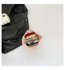 Ansicht der rosa Canvas-Kosmetiktasche mit Herzprint und verschiedenen Kosmetikartikeln