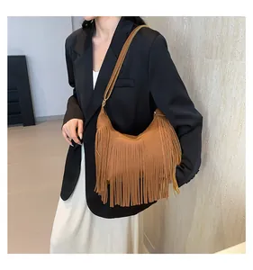 Dettaglio della borsa a tracolla bohémien marrone con lunghe frange e design a mezzaluna