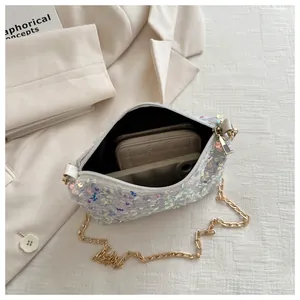Detailansicht der Pailletten-Beuteltasche mit Goldkette und geräumigem Innenraum-Stauraum