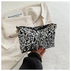 Detailansicht der silbernen Pailletten-Beuteltasche mit goldenem Reißverschluss