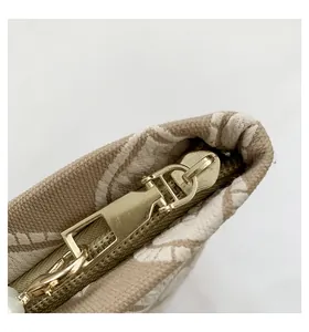 Detailaufnahme des goldenen Metallreißverschlusses und Jacquard-Stoffes der Modetasche