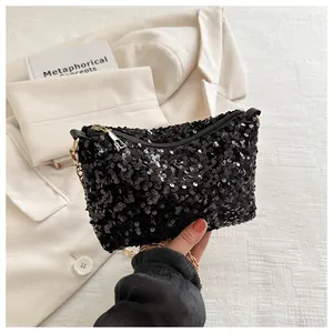 Detail einer glitzernden schwarzen Pailletten-Beuteltasche mit eleganter Goldkette