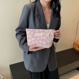 Rosa Handtasche mit Herzprägung, Perlen-Reißverschluss und modischem Etikett