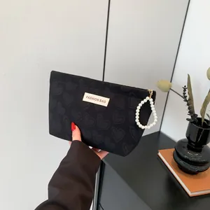 Modische schwarze Canvas Handtasche mit Herzprägung und weißem Perlen Tragegriff