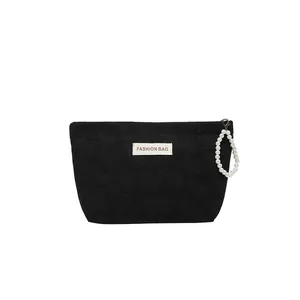 Schwarze Kosmetiktasche aus Canvas mit Herzprägung und stilvollem Perlengriff-Ring