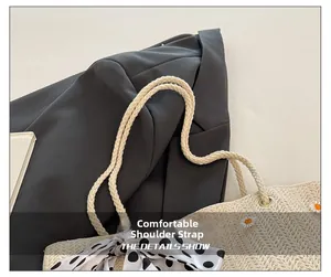 Détail du sac en paille avec broderie marguerite et bandoulière en corde marine