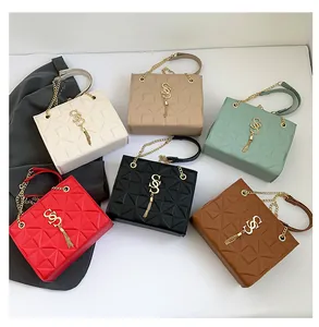 Vierkante crossbodytassen in zes kleuren met gewatteerde textuur en een gouden ketting