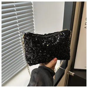 Detailansicht der glitzernden schwarzen Pailletten-Beuteltasche mit goldener Kette