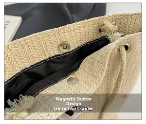 Détail du fermoir magnétique et dentelle marguerite sur le sac en paille