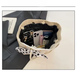 Capacité interne du sac en paille montrant l'espace pour téléphone et maquillage
