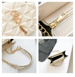 Detail van beige gewatteerde handtas met gouden ketting, kwastje en ritssluiting binnenin