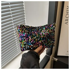 Detailansicht glitzernder Regenbogen-Pailletten und goldener Kette an der Eimertasche
