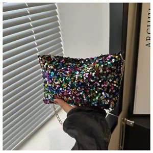 Detailansicht der bunten Pailletten und der goldenen Kette der Beuteltasche