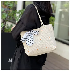 Sac fourre-tout en paille tissée avec broderie de marguerites et foulard à pois au manche