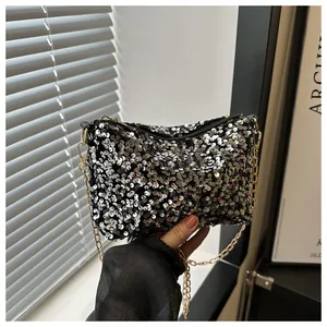Detailansicht der schimmernden Paillettentasche in Schwarz und Silber mit goldener Kette