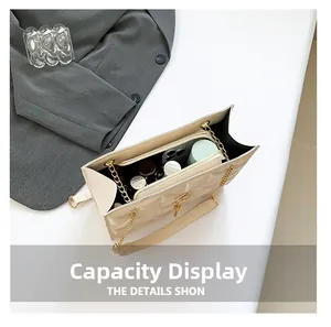 Capaciteitsweergave van de beige gewatteerde schoudertas met telefoon en make-up