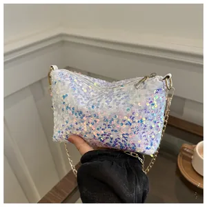 Detail der glitzernden Pailletten-Beuteltasche mit goldener Kette und Kordelzug
