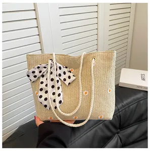 Sac fourre-tout en paille avec broderie marguerite et nœud à pois sur la poignée en corde