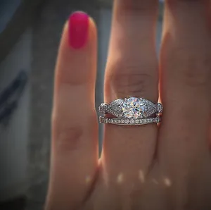 Elegante zilveren ringenset met ronde zirkoon met vier klauwen op een modelhand