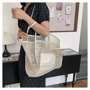 Bolso tote de malla beige minimalista con bolsillo interior de lona colgado al hombro