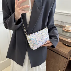 Schillernde Pailletten-Beuteltasche mit Goldkette, gezeigt in einem Selfie-Look