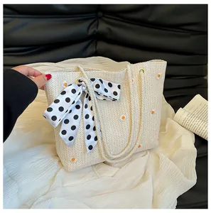 Détail du sac cabas en paille avec broderie marguerite et foulard en soie à pois