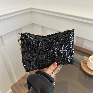 Schicke schwarze Pailletten-Eimertasche mit goldener Kette für Abendveranstaltungen