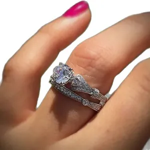 Vintage witgoud vergulde zirkonia ringenset met pavé-details gedragen op de hand