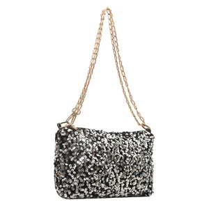 Glitzernde schwarze Eimertasche mit Pailletten und goldener Kette für modebewusste Damen