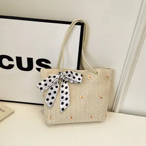 Sac de plage en paille avec broderie marguerite et ruban à pois noir et blanc