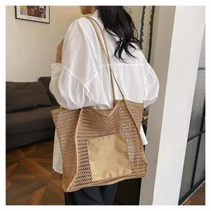 Vista detallada del bolso tote de paja color caqui al hombro para estilo casual de verano