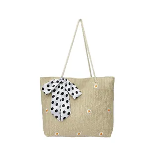 Sac cabas en paille tissée avec broderie marguerite et foulard à pois pour l'été