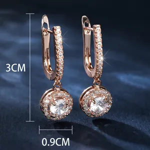 Makroaufnahme der roségoldenen Ohrringe mit weißem Zirkon, Gesamthöhe von etwa 3 cm