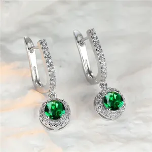 Elegante Creolen in Silber mit runden grünen Edelsteinen und Pavé-Diamanten besetzt