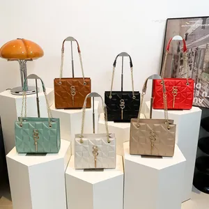 Mode Vrouwen Gewatteerde PU Lederen Schoudertas Ketting Riem Kwastje Metalen Logo Kleine Vierkante Crossbody Tas Dagelijkse Tas
