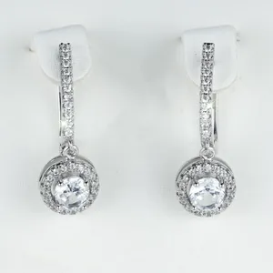 Elegante silberne runde Tropfenohrringe mit funkelndem Zirkonia und Krappenfassung