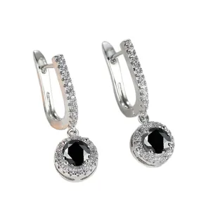 Elegante silberne Huggie-Ohrringe mit rundem schwarzen Edelstein und Halo-Verzierung