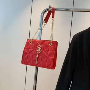 Rode gewatteerde vierkante crossbodytas met gouden S-logo ketting voor dames