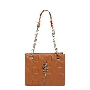 Bruine gewatteerde crossbodytas met metalen kettingriem en decoratieve logo-hanger