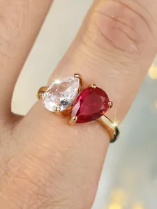 Vue détaillée d'une bague Toi et Moi avec zircons poires de couleurs rouge et blanc