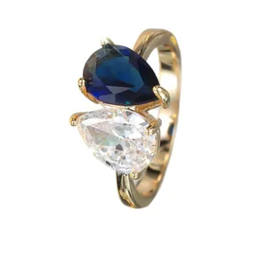 Bague élégante plaquée or avec zircons bleus et blancs en forme de poire