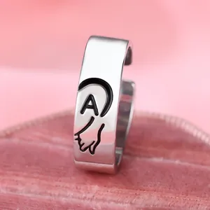 Anello vintage in argento con incisione a cuore nero e lettera A su supporto